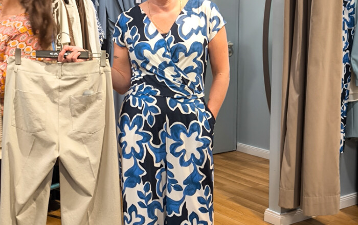 Eine Mitarbeiterin präsentiert ihr Outfit.