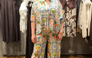 Eine Mitarbeiterin präsentiert ihr Outfit.