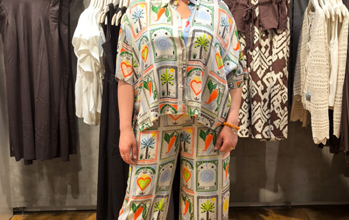 Eine Mitarbeiterin präsentiert ihr Outfit.