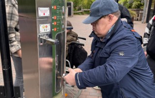 Ein Bewohner holt sich Tierfutter um die Tiere zu füttern.