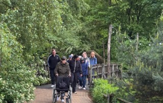 Die Gruppe läuft den Zoo entlang.