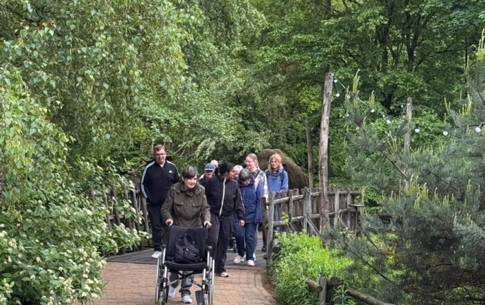 Die Gruppe läuft den Zoo entlang.