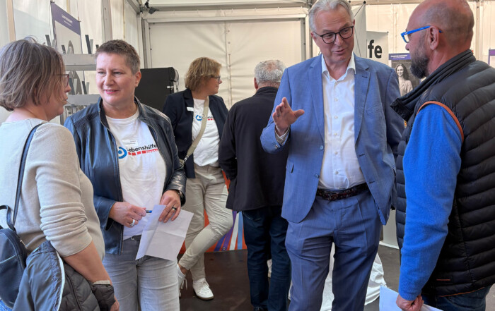 Gesine Eschenburg, Kreisdirektor Birk Brügge und Aufsichtsrat-Vorsitzender Andreas Gondorf unterhalten sich.