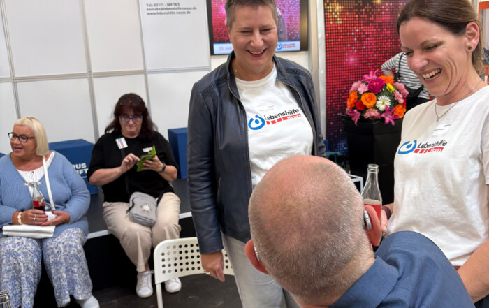 Gesine Eschenburg im Gespräch mit Gästen.