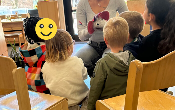 Kinder unterhalten sich mit Lilo Lausch.