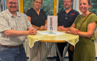 Ein weiteres Gruppenfoto mit Gästen der Veranstaltung.