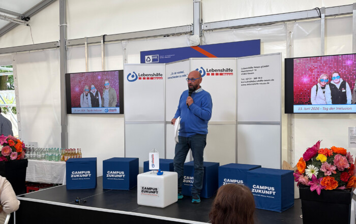 Andreas Gondorf hält eine Rede.