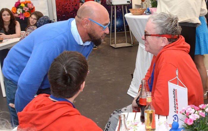 Andreas Gondorf unterhält sich mit Bewohnern der Lebenshilfe Neuss.