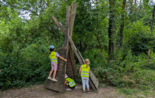 Kinder spielen in einem Tippi