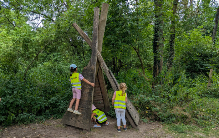 Kinder spielen in einem Tippi