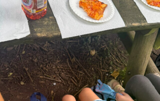 Kinder essen Pizza zusammen