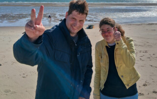 Ein Foto von zwei Personen zusammen am Strand
