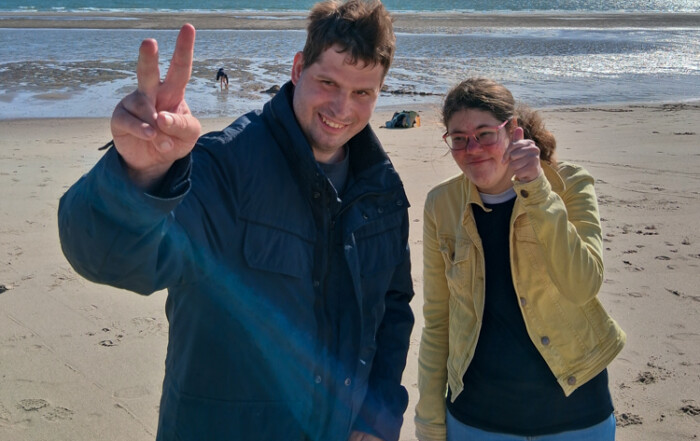 Ein Foto von zwei Personen zusammen am Strand