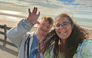 Ein Foto von zwei Personen zusammen am Strand