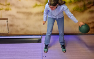 Eine Person spielt Bowling