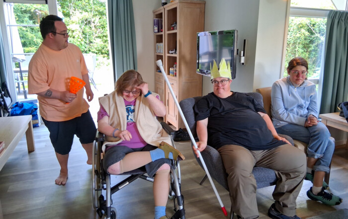 Die Gruppe führt ihr Theater-Stück auf