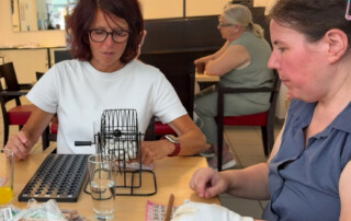Mehrere Personen spielen Bingo.