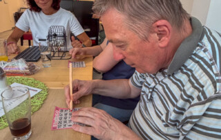 Eine Person füllt den Bingo Zettel aus.