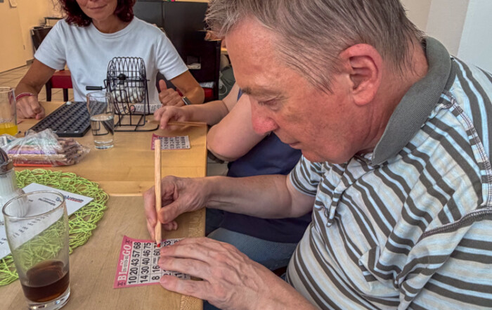 Eine Person füllt den Bingo Zettel aus.