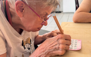 Eine Person füllt den Bingo Zettel aus.
