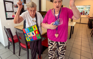 Zwei Spielerinnen freuen sich.