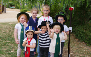 Mehrere Kinder posieren in Schützenfest-Kleidung