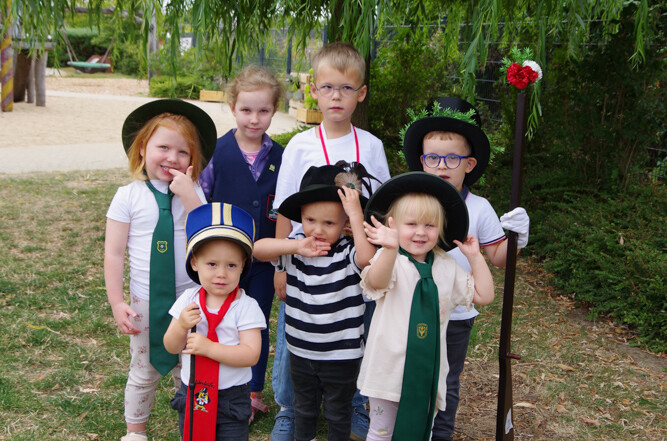 Mehrere Kinder posieren in Schützenfest-Kleidung