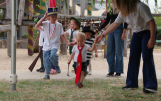 Die Kinder laufen in Schützenfest-Kleidung ein.