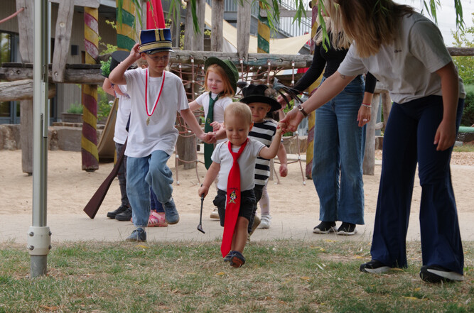 Die Kinder laufen in Schützenfest-Kleidung ein.