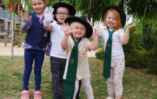 Mehrere Kinder posieren in Schützenfest-Kleidung