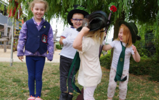 Mehrere Kinder posieren in Schützenfest-Kleidung