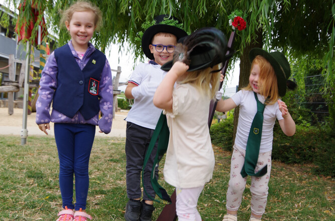 Mehrere Kinder posieren in Schützenfest-Kleidung