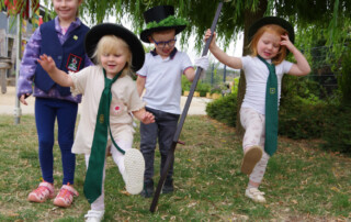 Mehrere Kinder posieren in Schützenfest-Kleidung