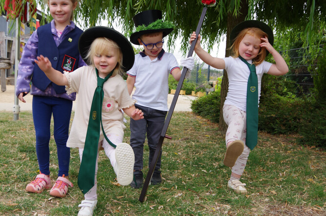 Mehrere Kinder posieren in Schützenfest-Kleidung