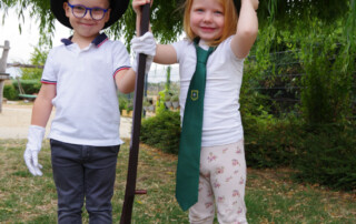 Zwei Kinder posieren in Schützenfest-Kleidung