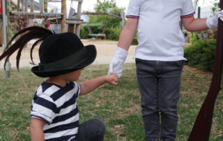 Zwei Kinder posieren in Schützenfest-Kleidung