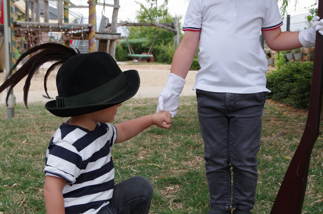 Zwei Kinder posieren in Schützenfest-Kleidung