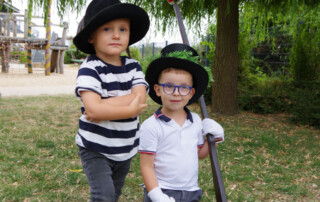Zwei Kinder posieren in Schützenfest-Kleidung