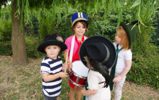 Mehrere Kinder posieren in Schützenfest-Kleidung