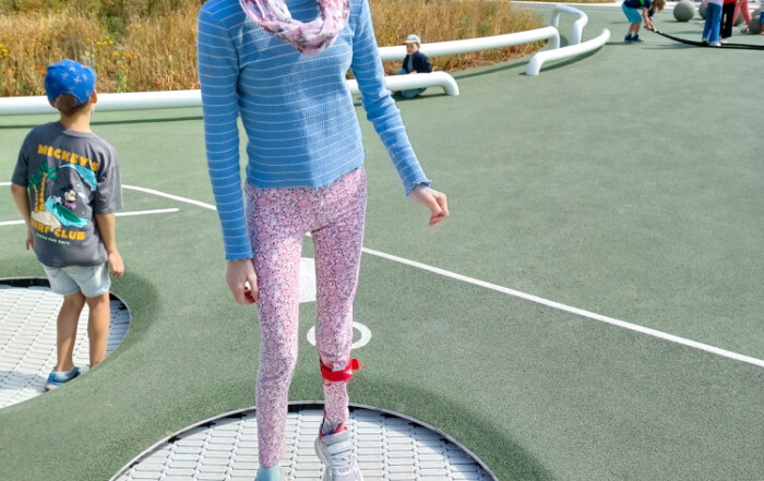 Ein Mädchen spielt auf dem Spielplatz