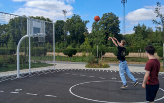 Zwei Jungs spielen Basketball