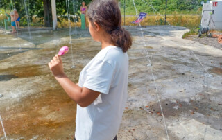 Ein Kind schaut sich den Wasser-Spiel-Platz an.