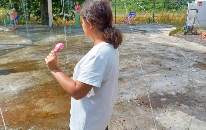 Ein Kind schaut sich den Wasser-Spiel-Platz an.