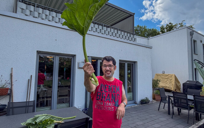 Ein Bewohner hält Kohlrabi in der Hand