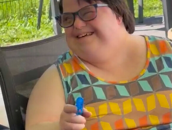 Eine Bewohnerin spielt mit einer Wasserpistole
