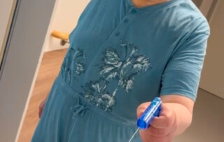 Ein Bewohner spielt mit einer Wasserpistole
