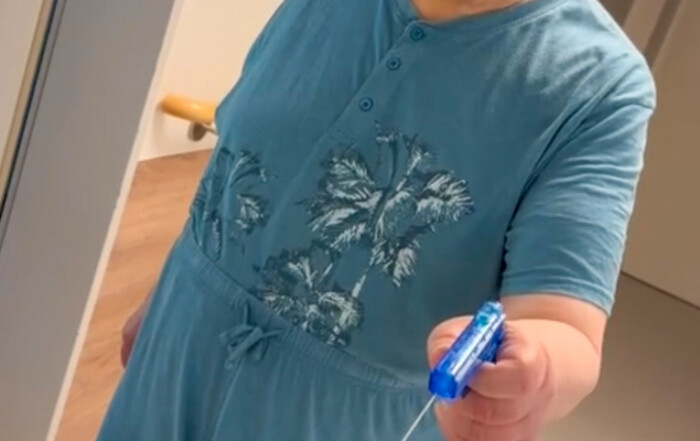 Ein Bewohner spielt mit einer Wasserpistole