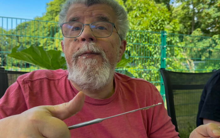 Ein Bewohner isst die Ernte