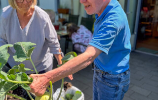 Ein Bewohner hält Kohlrabi in der Hand