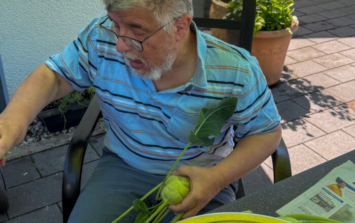 Ein Bewohner schneidet den Kohlrabi